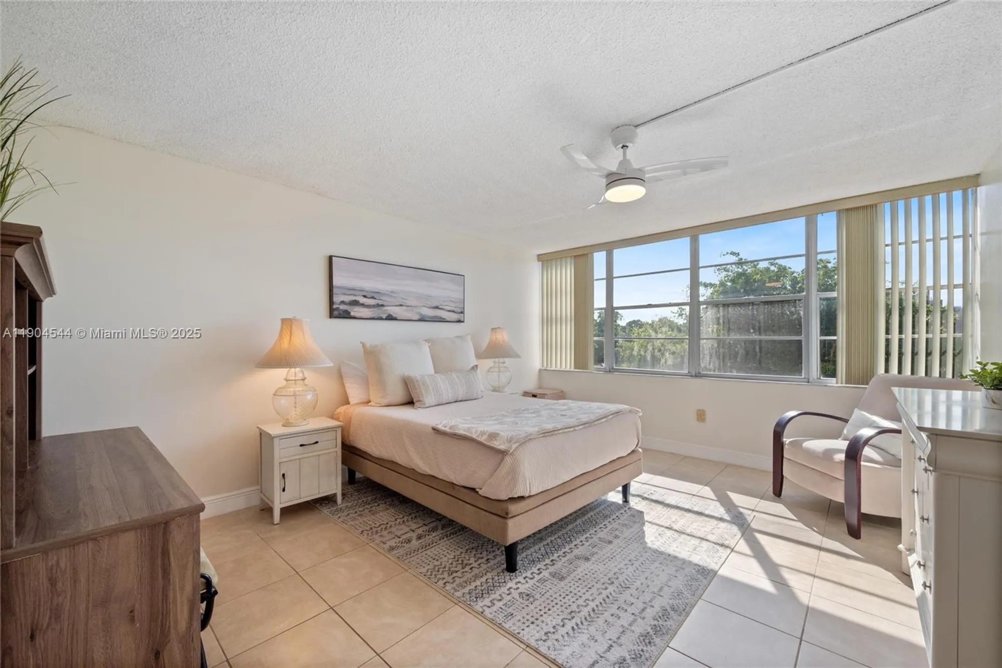 Property Slideshow image 10 of 18 | 1400 saint charles pl 520, Pembroke Pines, FL, 33026