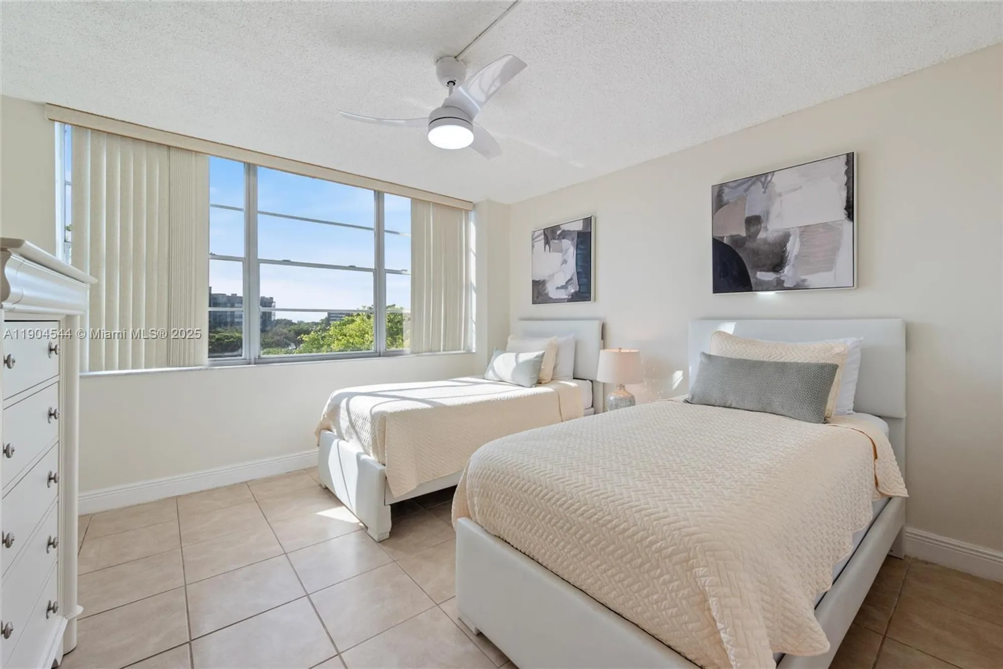 Property Slideshow image 13 of 18 | 1400 saint charles pl 520, Pembroke Pines, FL, 33026