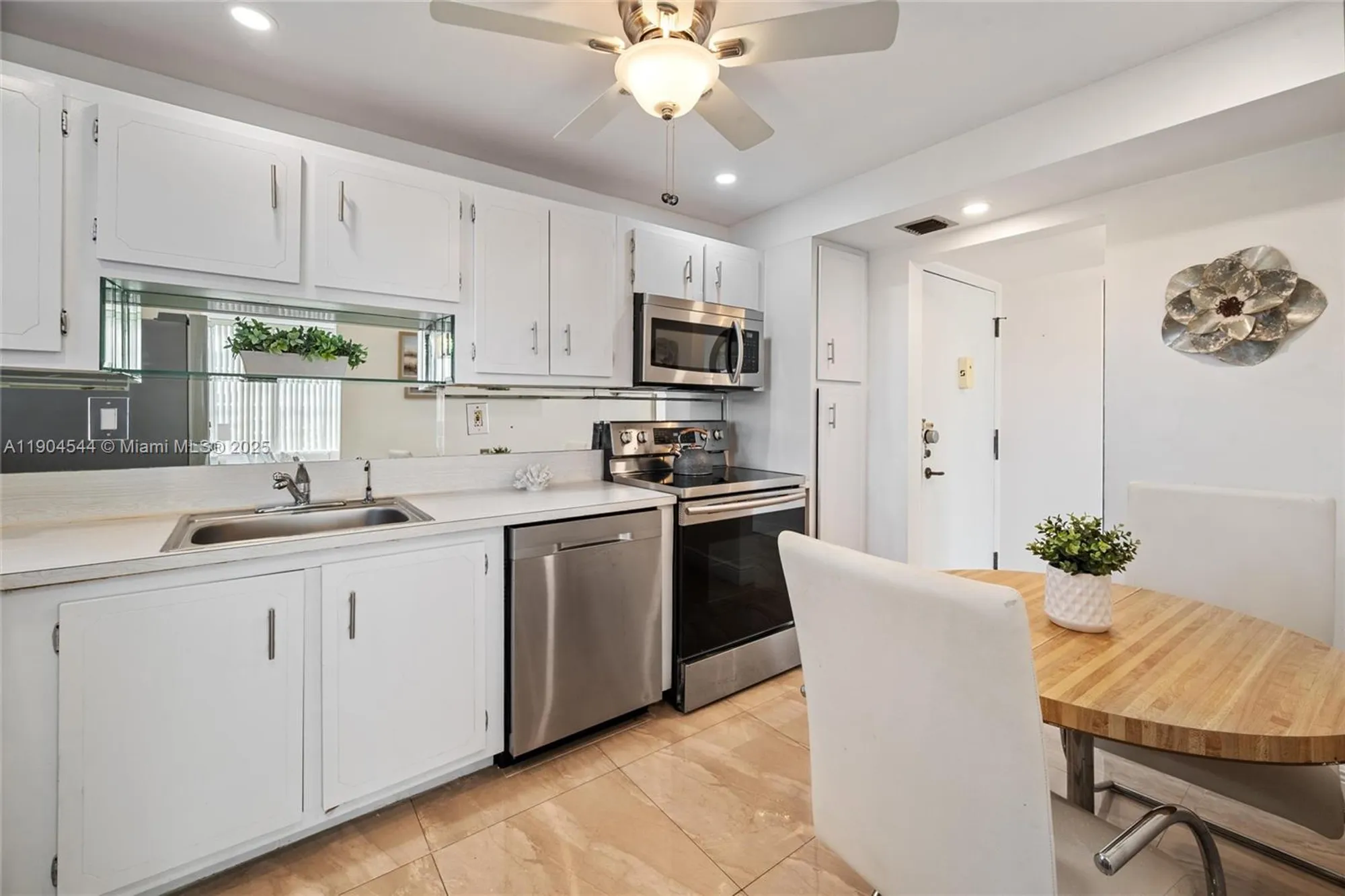 Property Slideshow image 4 of 18 | 1400 saint charles pl 520, Pembroke Pines, FL, 33026