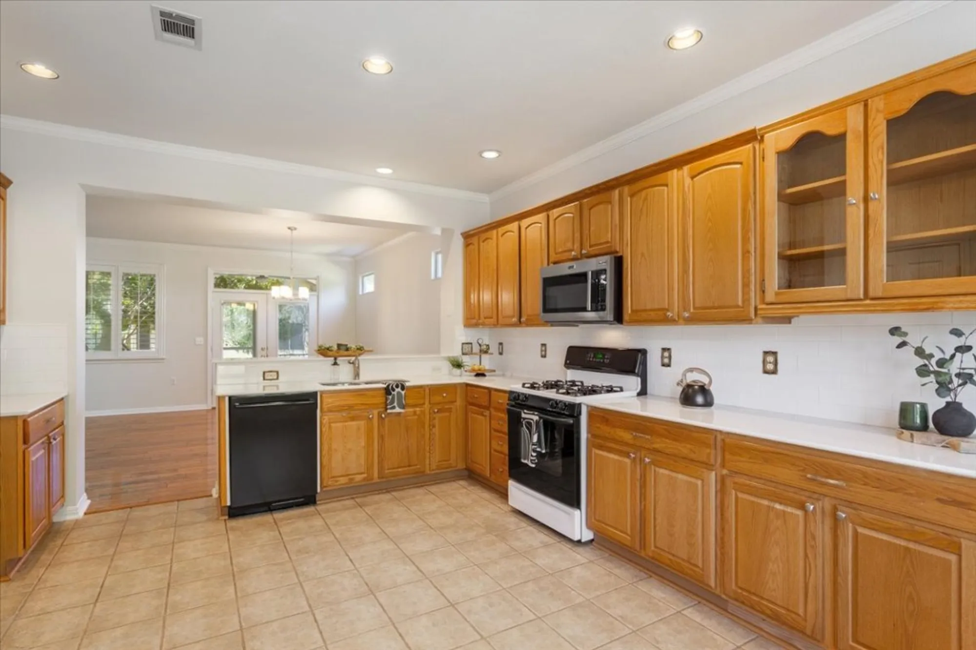 Property Slideshow image 15 of 36 | 107 rain lily ln, Georgetown, TX, 78633