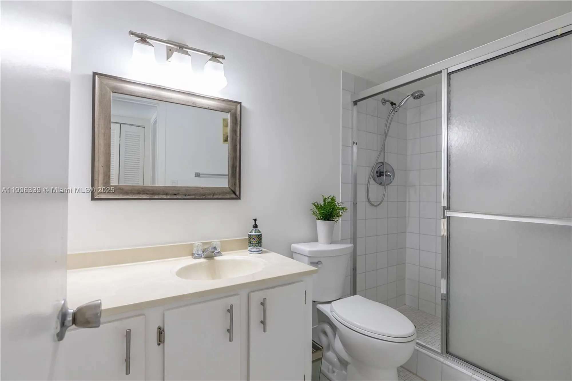 Property Slideshow image 17 of 36 | 1100 colony point cir apt 414, Pembroke Pines, FL, 33026