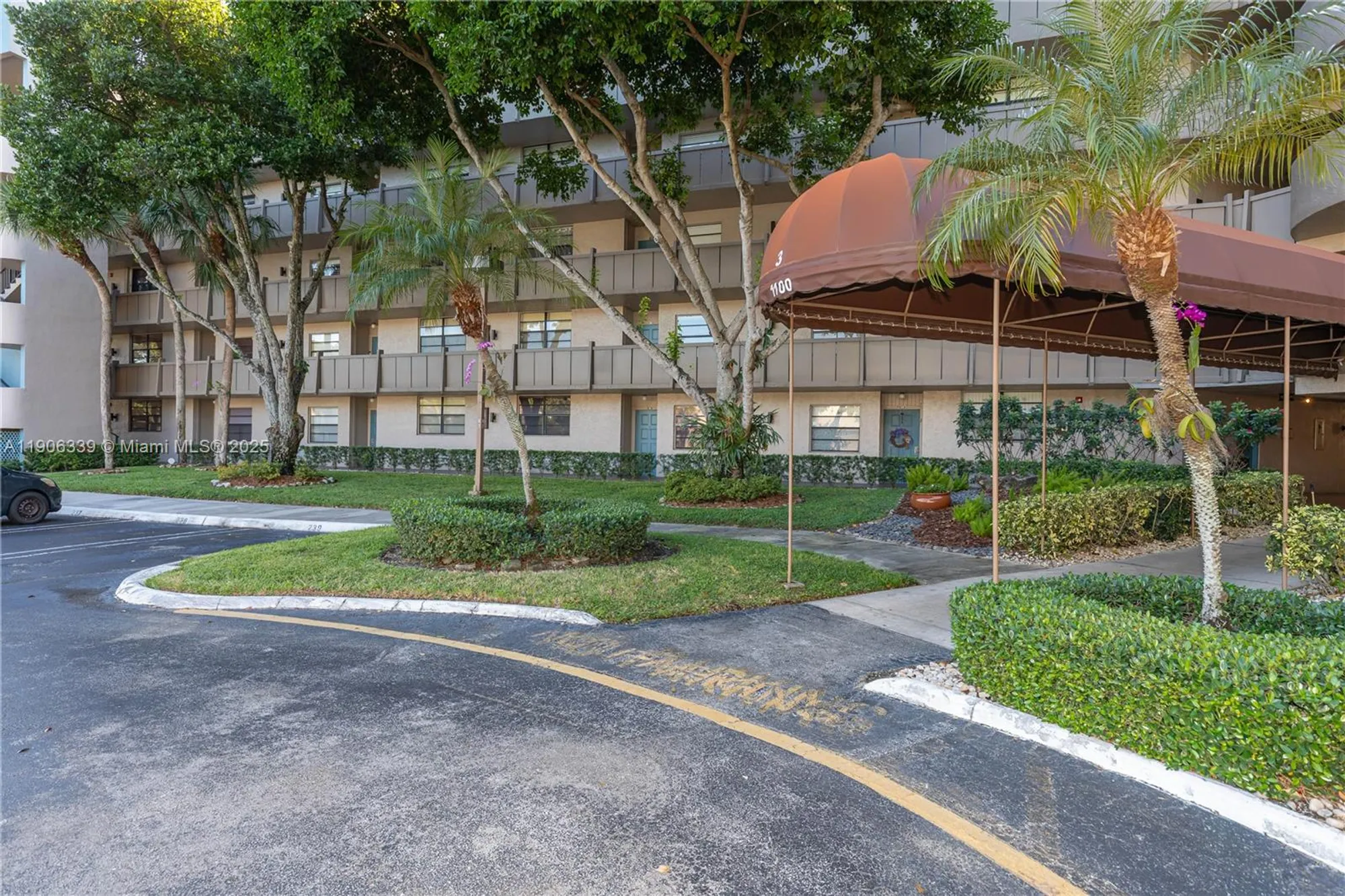 Property Slideshow image 2 of 36 | 1100 colony point cir apt 414, Pembroke Pines, FL, 33026