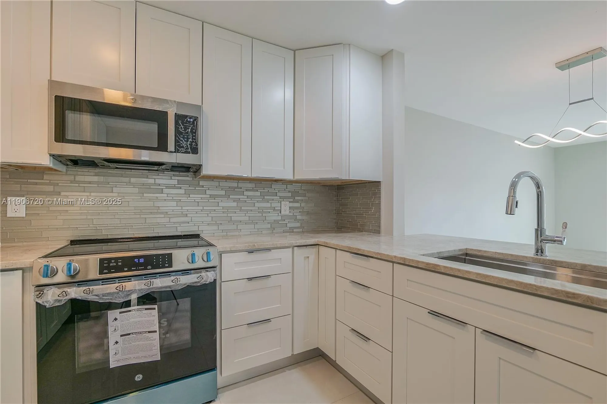 Property Slideshow image 8 of 31 | 4770 nw 21st st 302, Lauderhill, FL, 33313