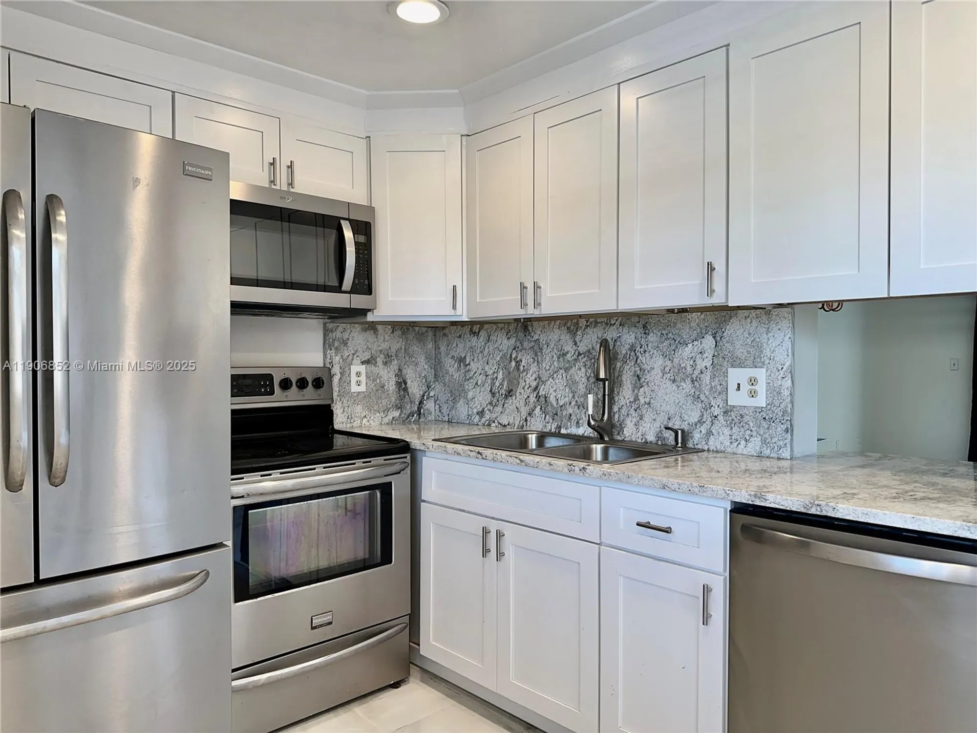 Property Slideshow image 2 of 23 | 2520 ne 1st ct apt 204, Boynton Beach, FL, 33435