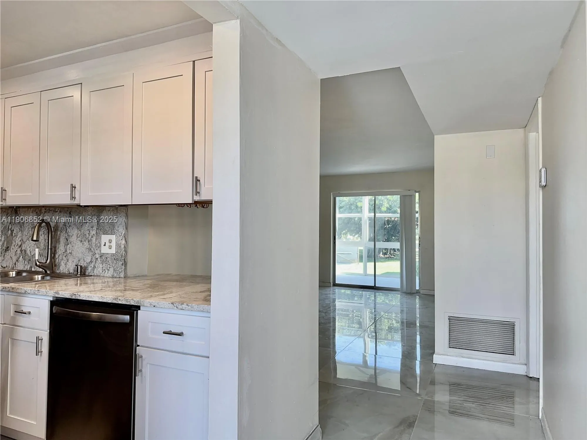 Property Slideshow image 3 of 23 | 2520 ne 1st ct apt 204, Boynton Beach, FL, 33435