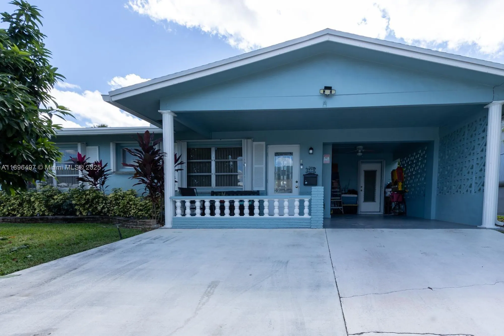 Property Slideshow image 2 of 35 | 4518 nw 45th ct, Tamarac, FL, 33319