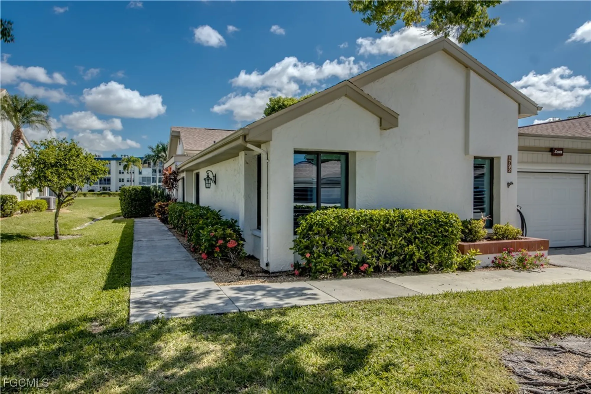 Property Slideshow image 2 of 44 | 1792 pine glade cir, Fort Myers, FL, 33907