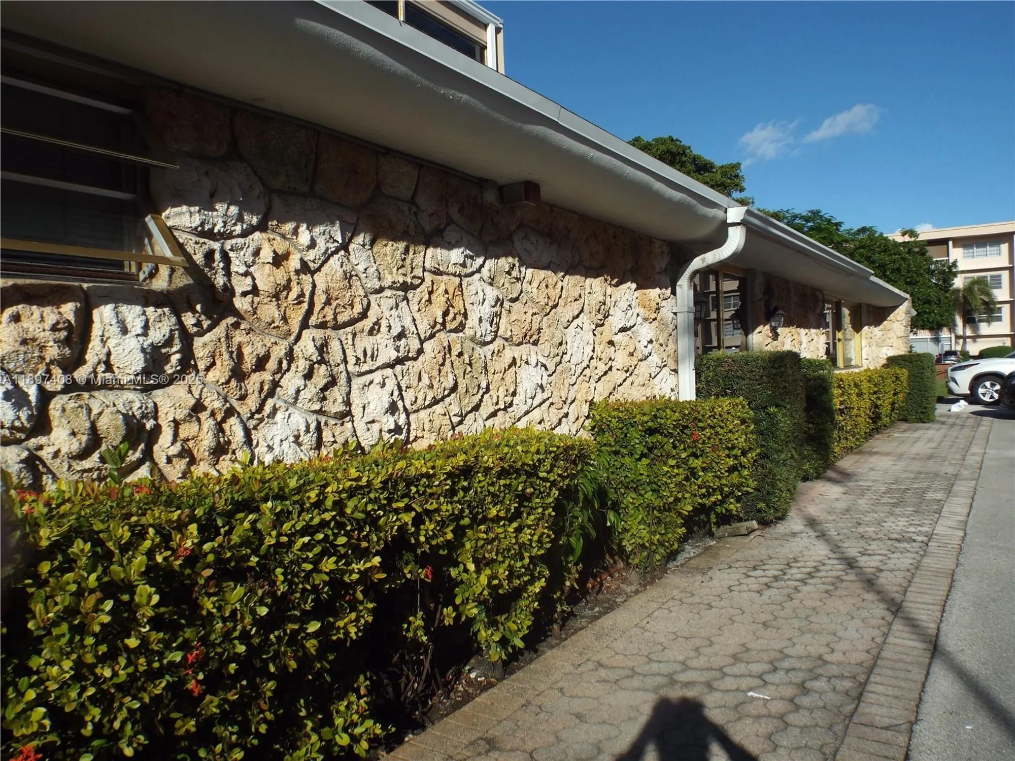 Property Slideshow image 5 of 6 | 410 se 2nd st 102, Hallandale Beach, FL, 33009