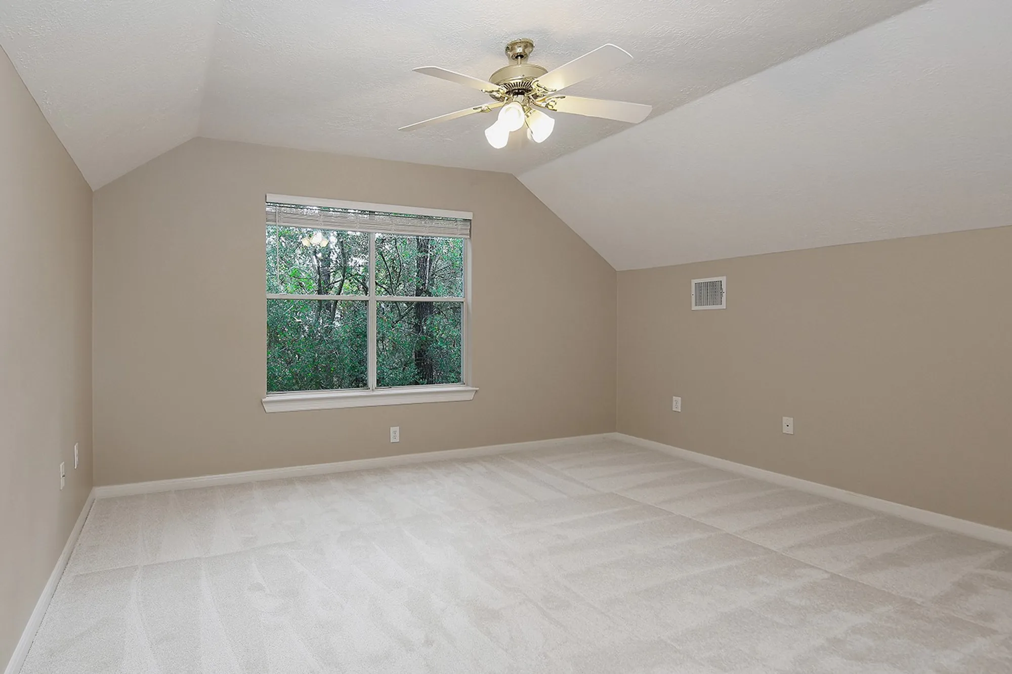 Property Slideshow image 21 of 38 | 47 wilmington way, The Woodlands, TX, 77384