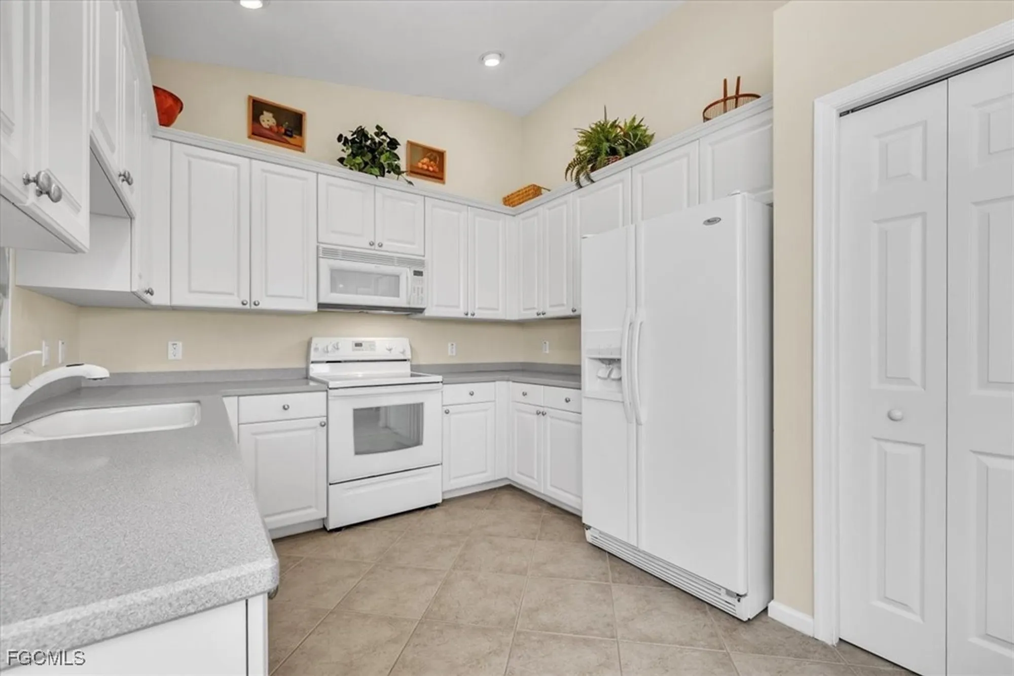 Property Slideshow image 16 of 48 | 3080 meandering way 202, Fort Myers, FL, 33905