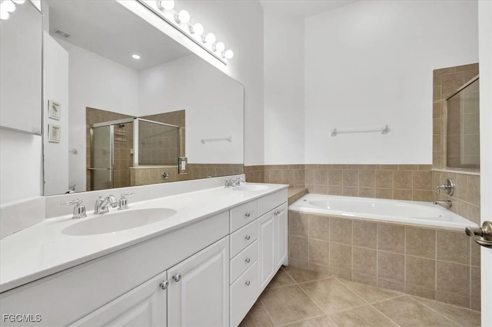 Property Slideshow image 26 of 48 | 3080 meandering way 202, Fort Myers, FL, 33905