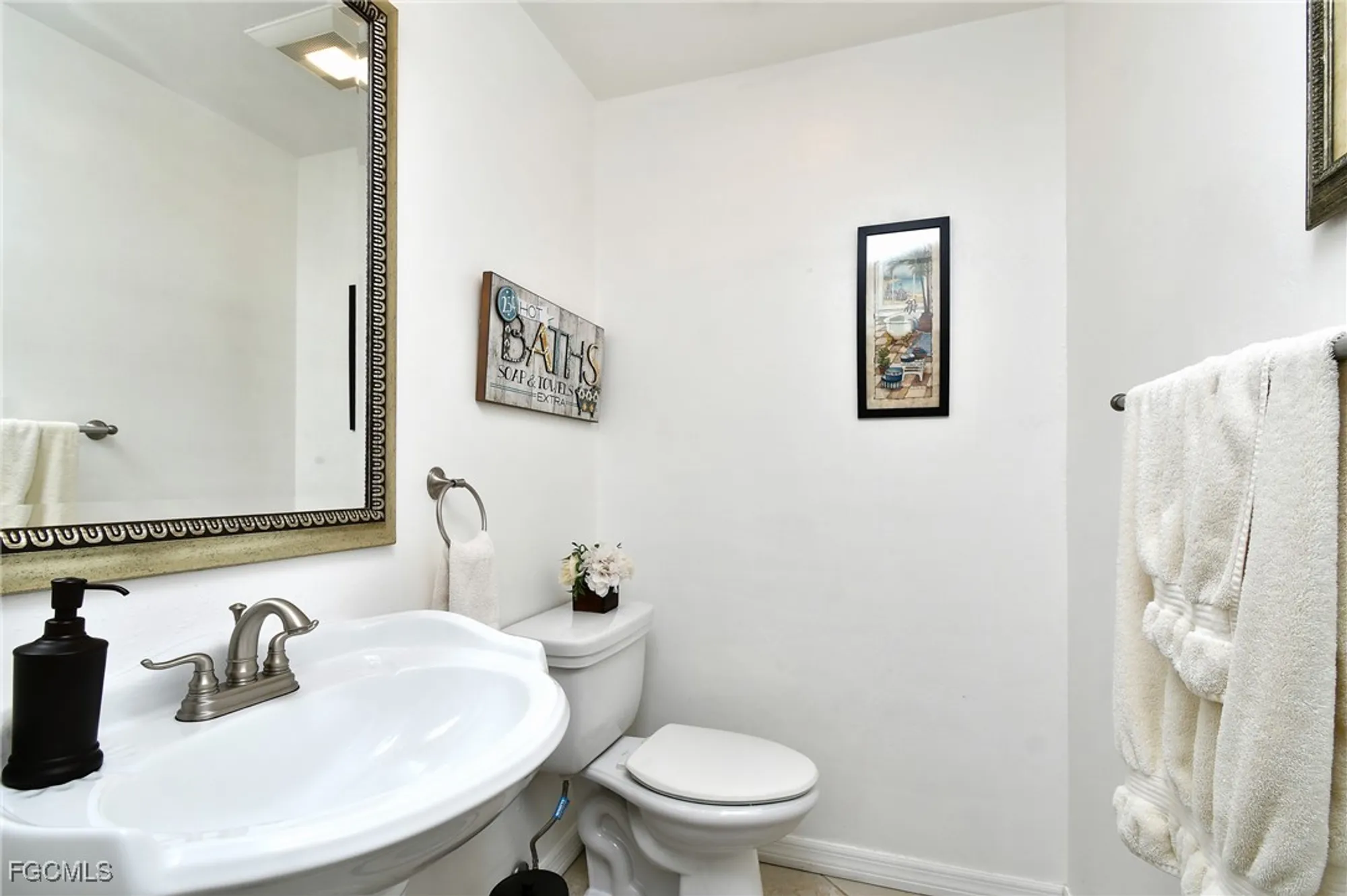 Property Slideshow image 23 of 44 | 11110 caravel cir apt 306, Fort Myers, FL, 33908