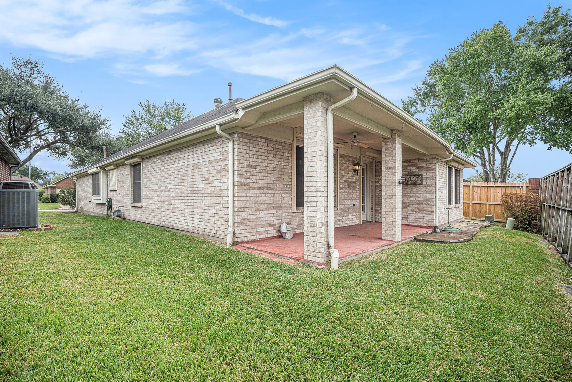 Property Slideshow image 17 of 22 | 930 peach blossom dr, Pearland, TX, 77584