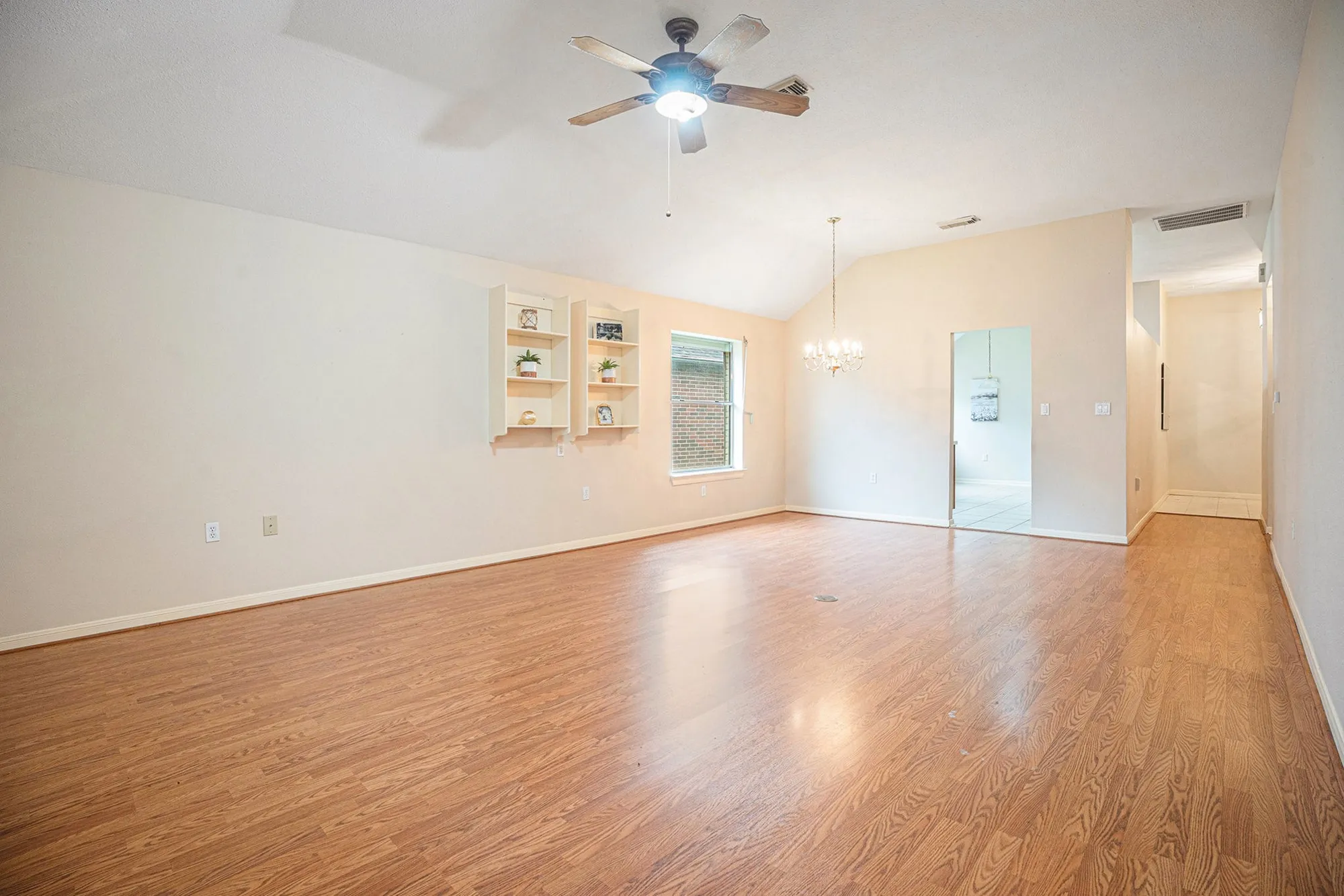 Property Slideshow image 5 of 22 | 930 peach blossom dr, Pearland, TX, 77584