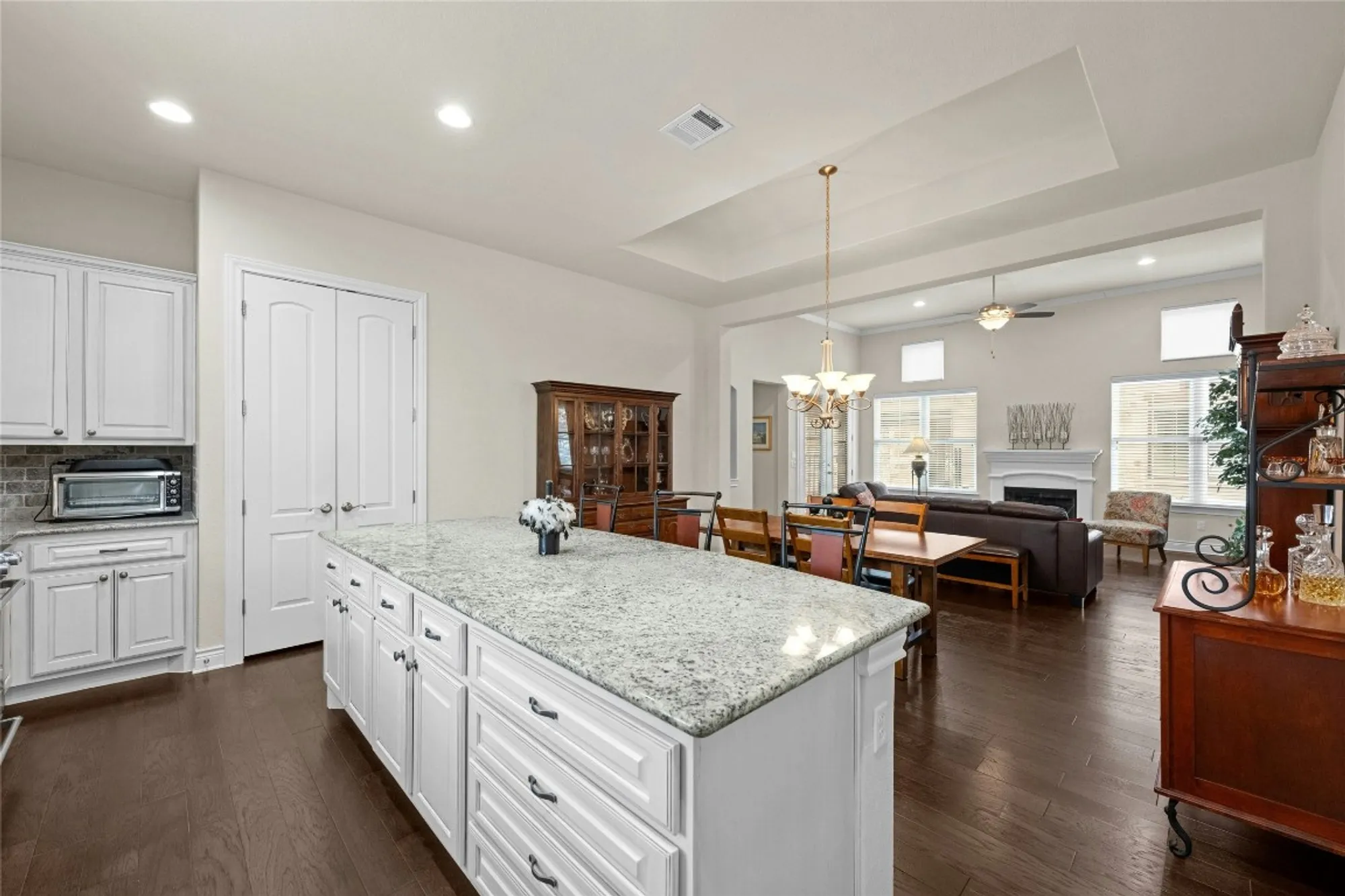 Property Slideshow image 11 of 31 | 204 delfino cir 42, Lakeway, TX, 78734