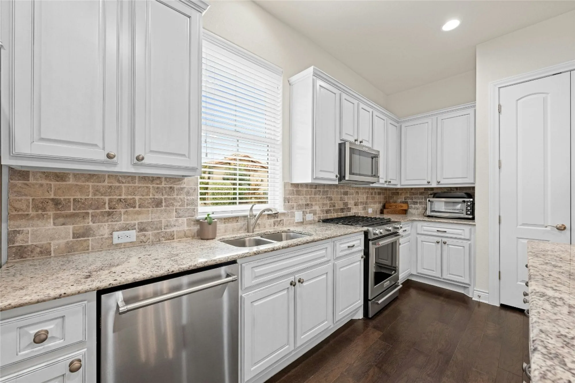 Property Slideshow image 13 of 31 | 204 delfino cir 42, Lakeway, TX, 78734