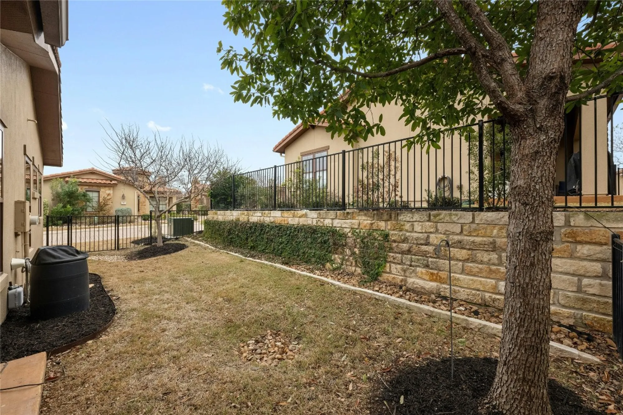 Property Slideshow image 28 of 31 | 204 delfino cir 42, Lakeway, TX, 78734