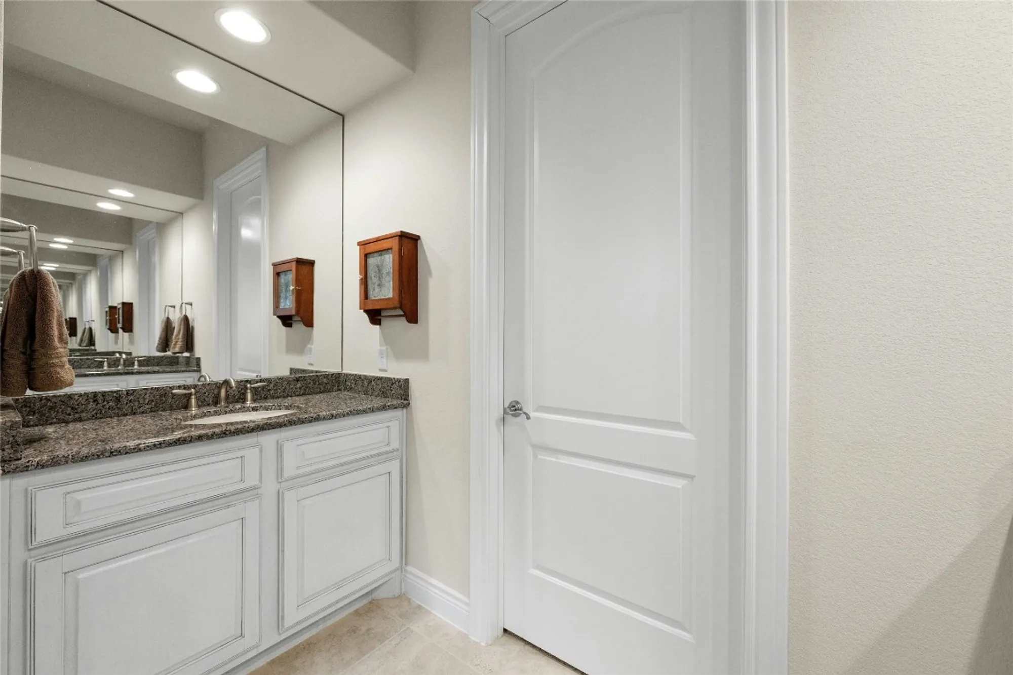 Property Slideshow image 21 of 31 | 204 delfino cir 42, Lakeway, TX, 78734
