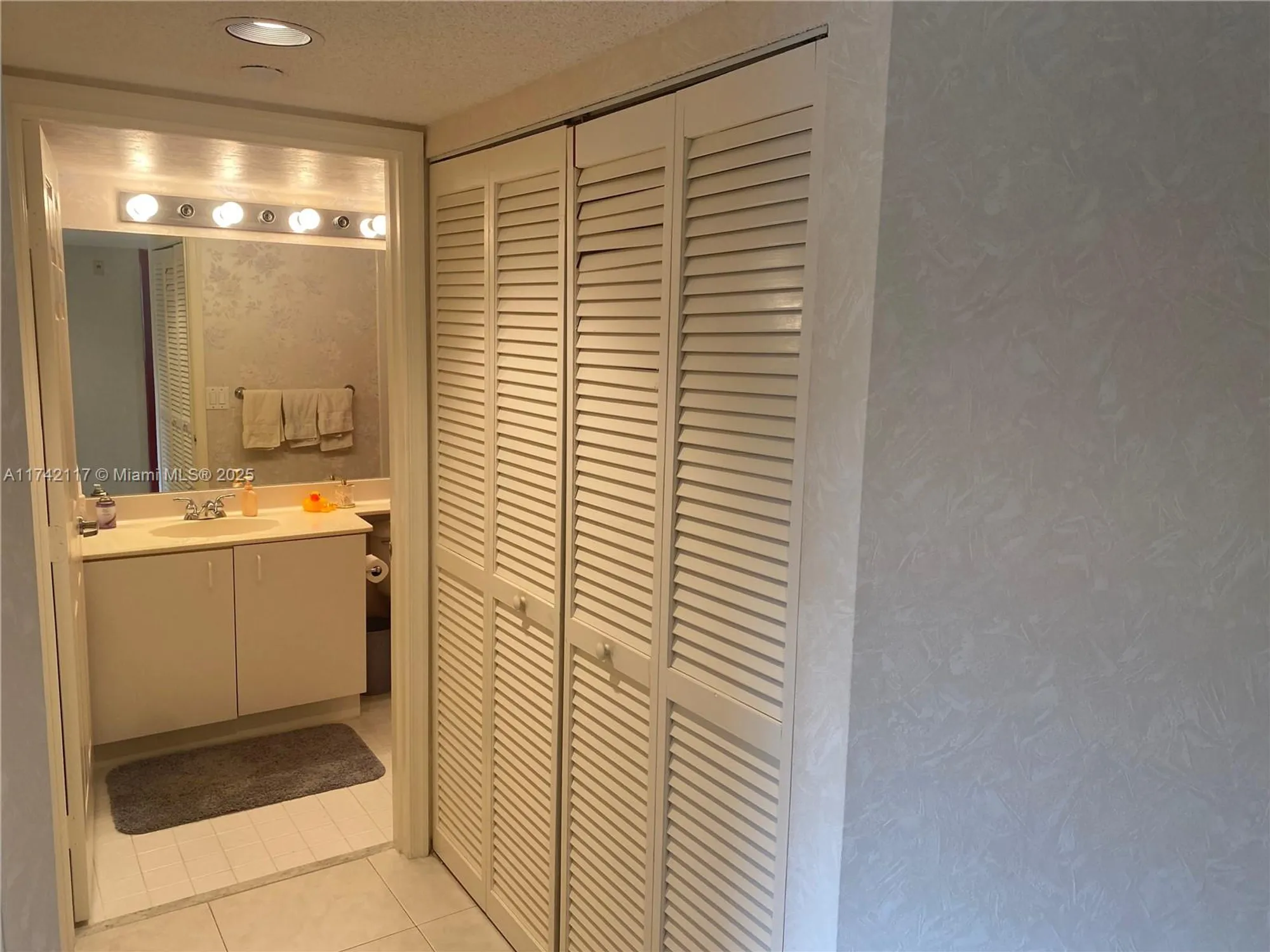 Property Slideshow image 11 of 42 | 9551 weldon cir apt e314, Fort Lauderdale, FL, 33321