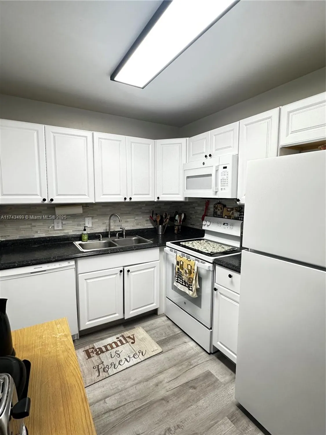 Property Slideshow image 4 of 14 | 220 cambridge i, West Palm Beach, FL, 33417