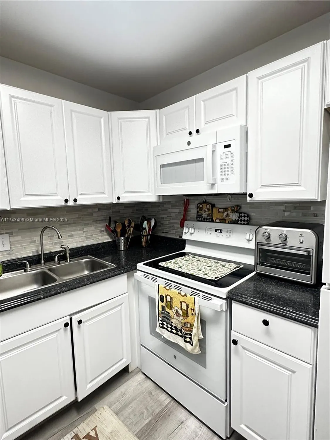 Property Slideshow image 5 of 14 | 220 cambridge i, West Palm Beach, FL, 33417