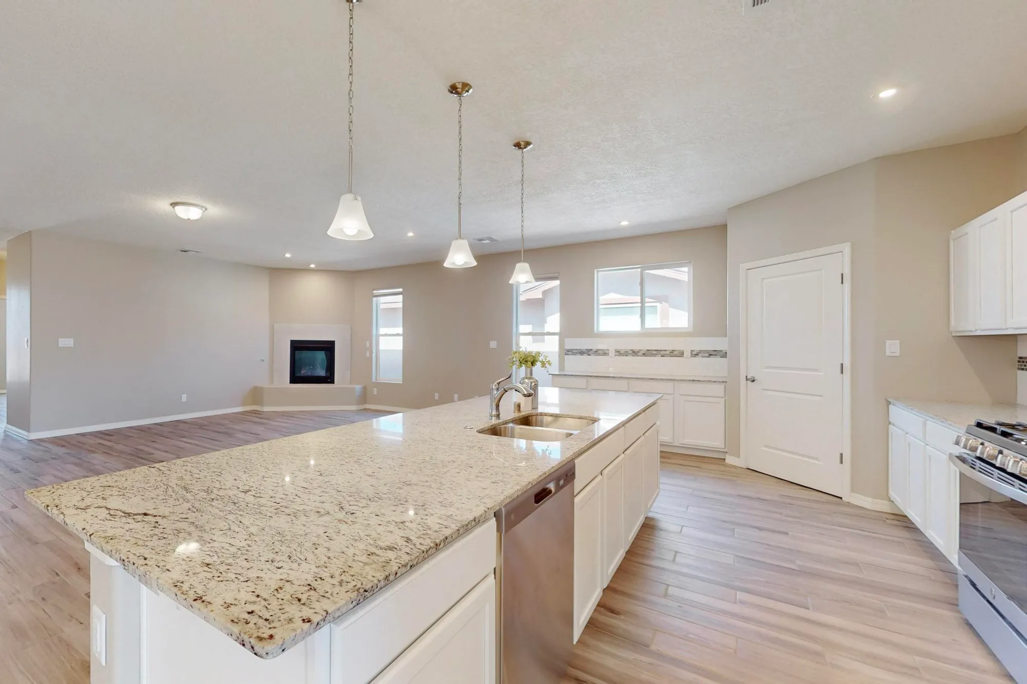 Property Slideshow image 11 of 28 | 440 rio chama cir sw, Los Lunas, NM, 87031