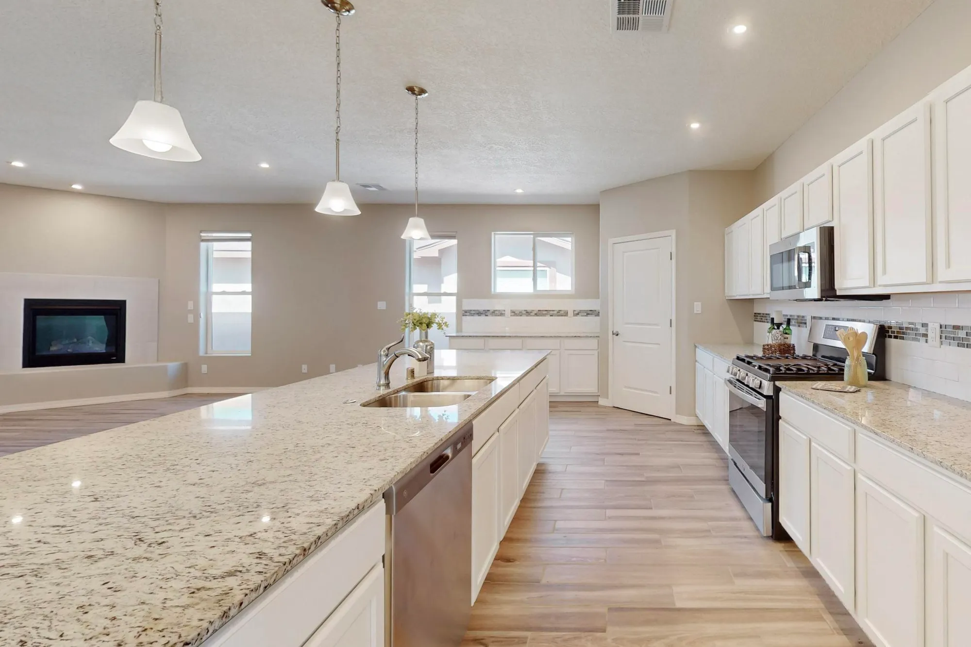 Property Slideshow image 13 of 28 | 440 rio chama cir sw, Los Lunas, NM, 87031