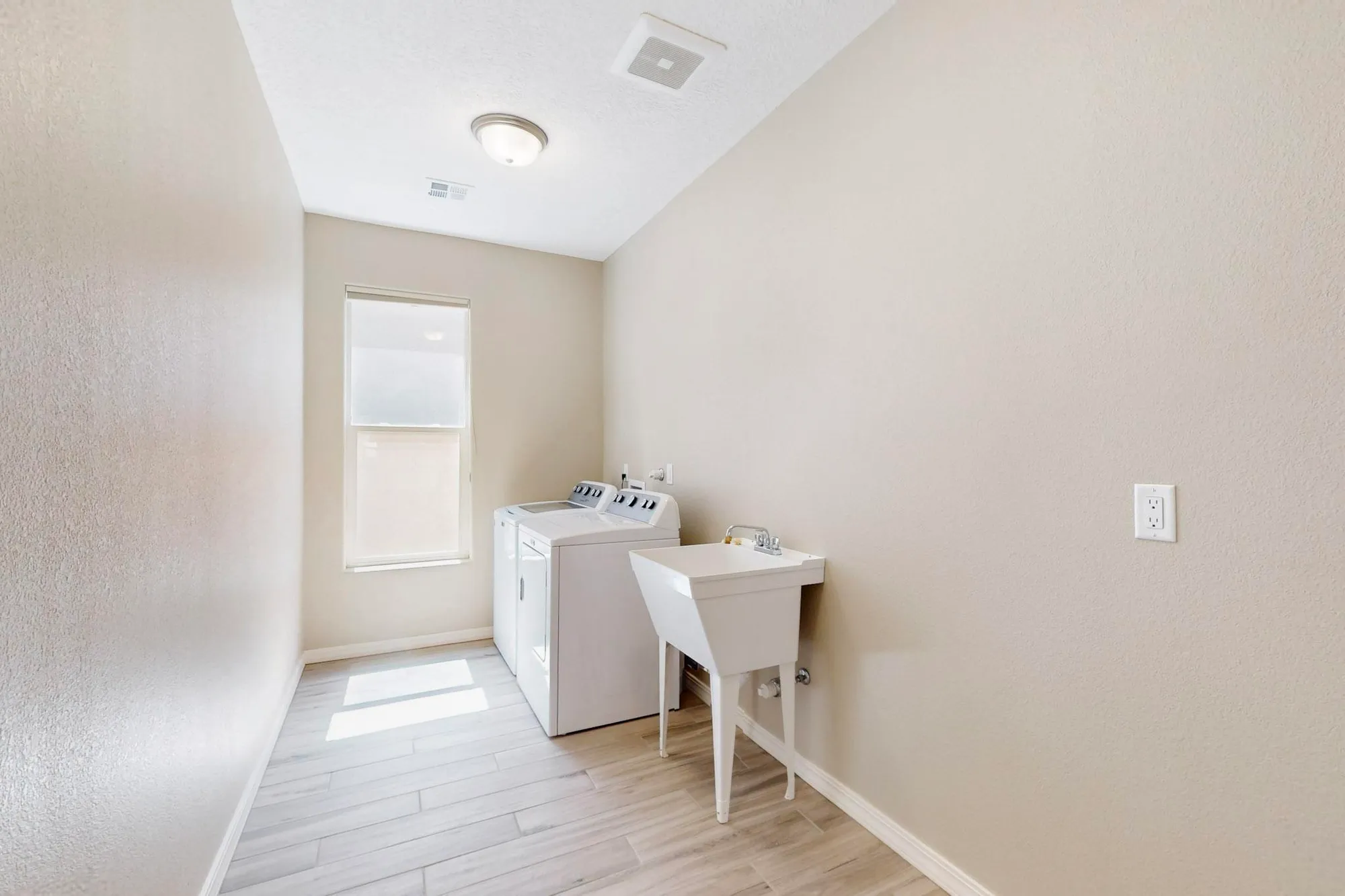 Property Slideshow image 24 of 28 | 440 rio chama cir sw, Los Lunas, NM, 87031