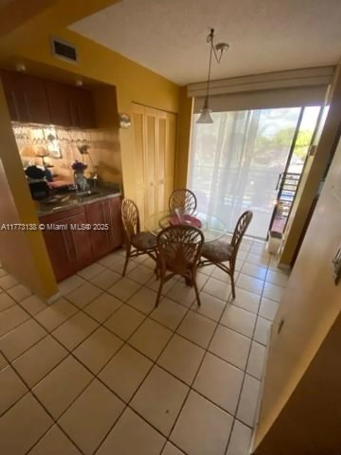 Property Slideshow image 18 of 23 | 1100 colony point cir 201, Pembroke Pines, FL, 33026