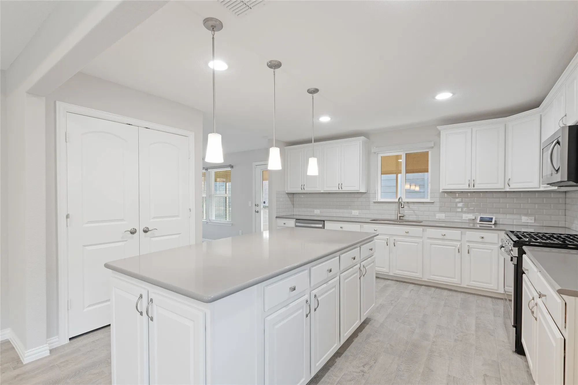 Property Slideshow image 4 of 31 | 804 freedom ln, Aubrey, TX, 76227