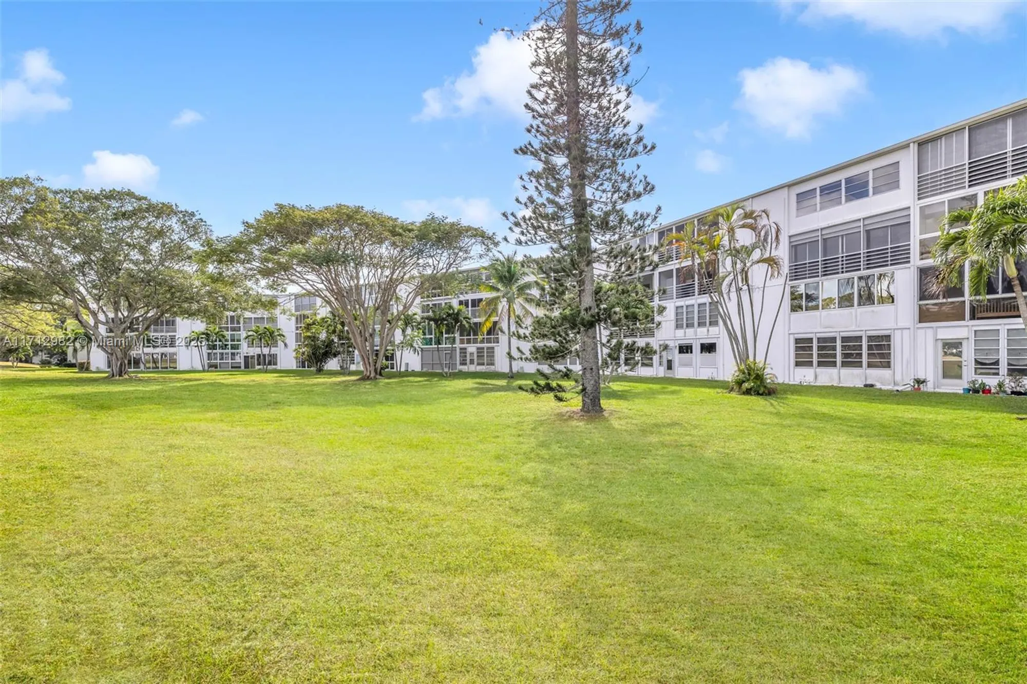 Property Slideshow image 33 of 37 | 3003 lyndhurst h # 3003, Deerfield Beach, FL, 33442