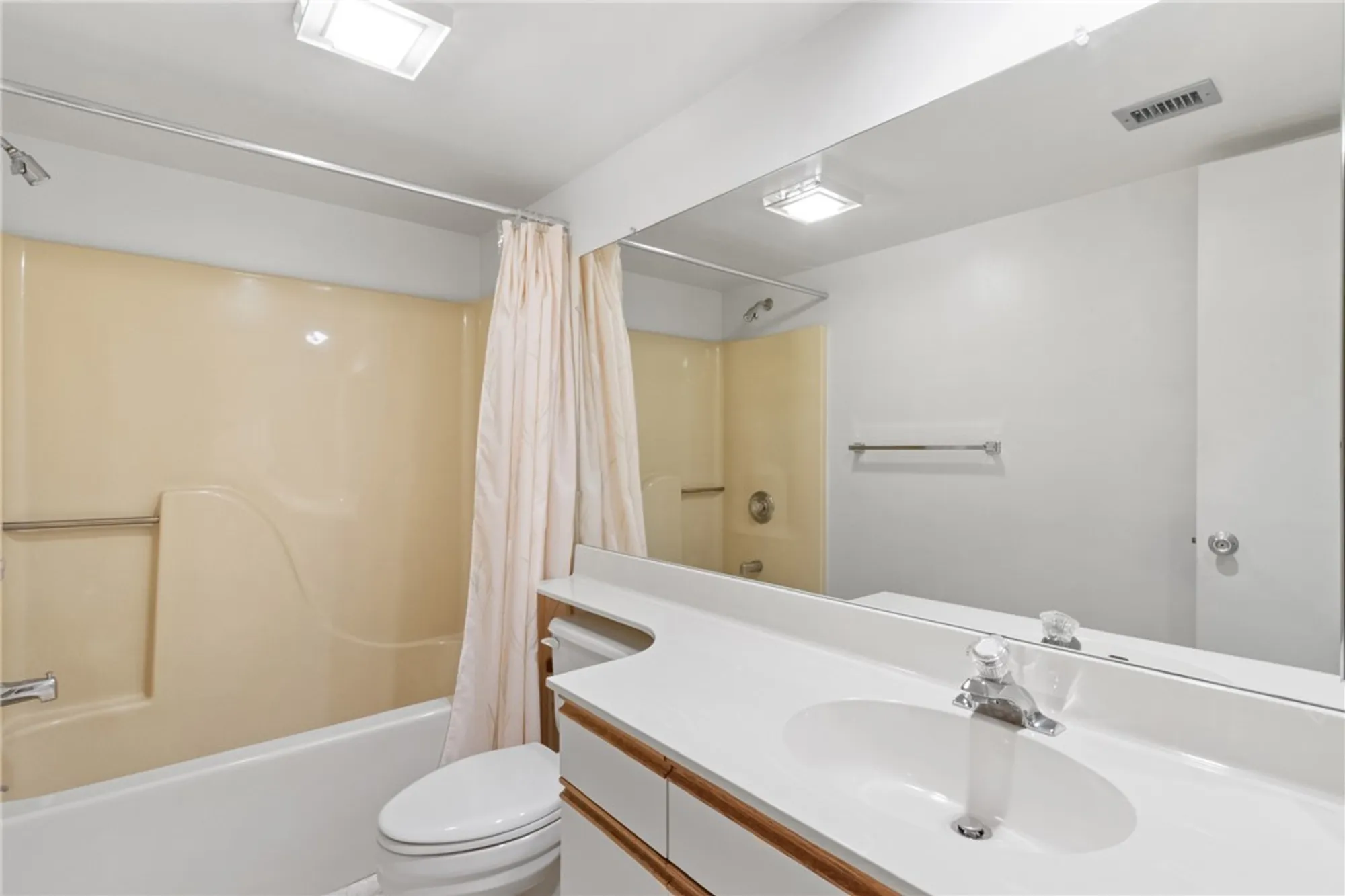 Property Slideshow image 19 of 32 | 35 plantation dr 205, Vero Beach, FL, 32966
