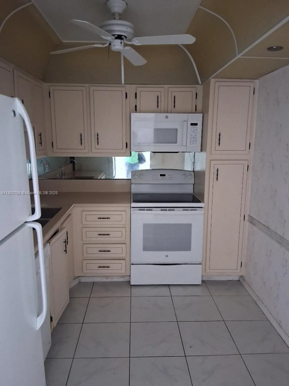 Property Slideshow image 11 of 30 | 1300 saint charles pl apt 302, Pembroke Pines, FL, 33026