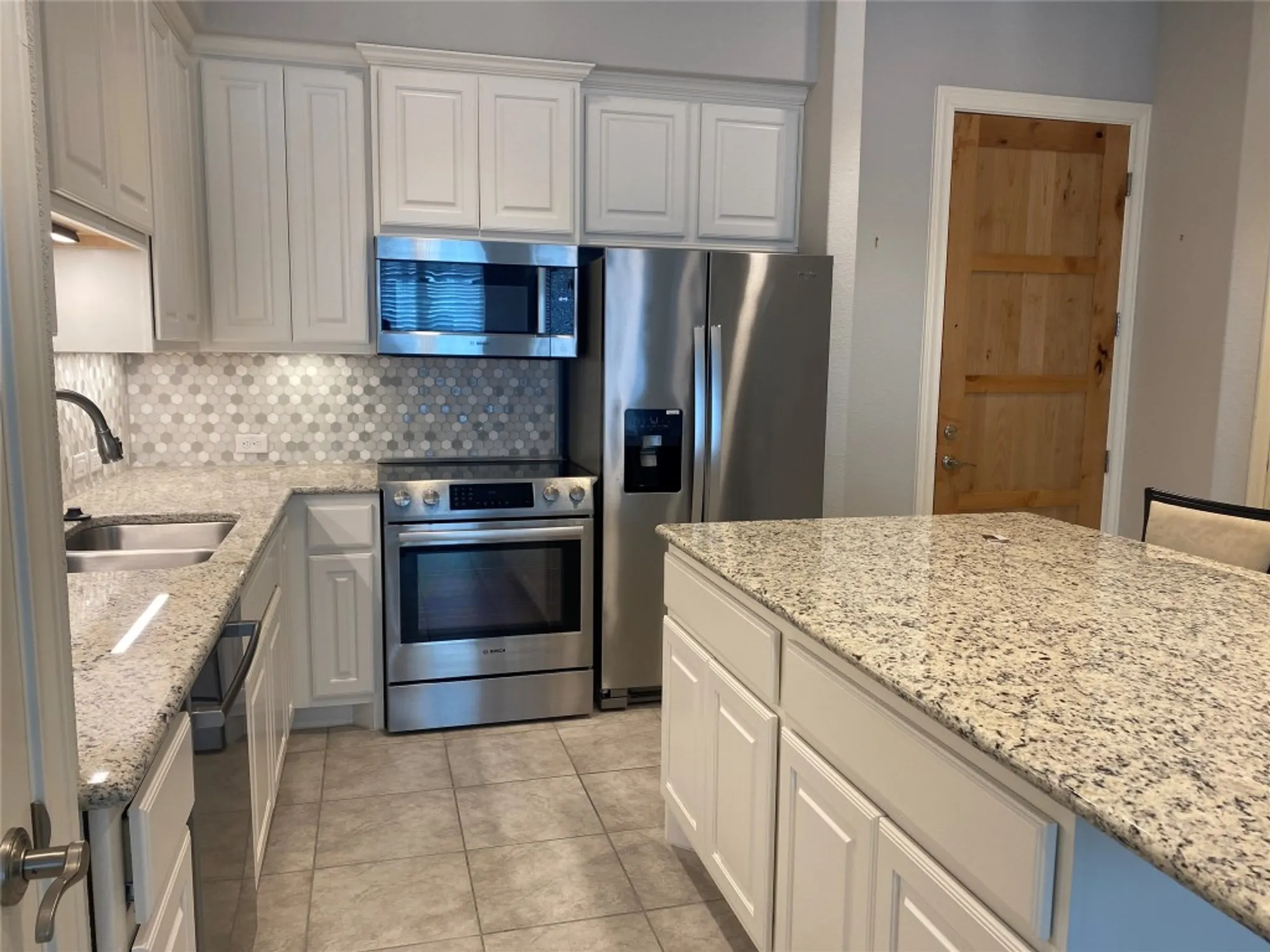 Property Slideshow image 8 of 20 | 104 bella toscana ave apt 2106, Lakeway, TX, 78734