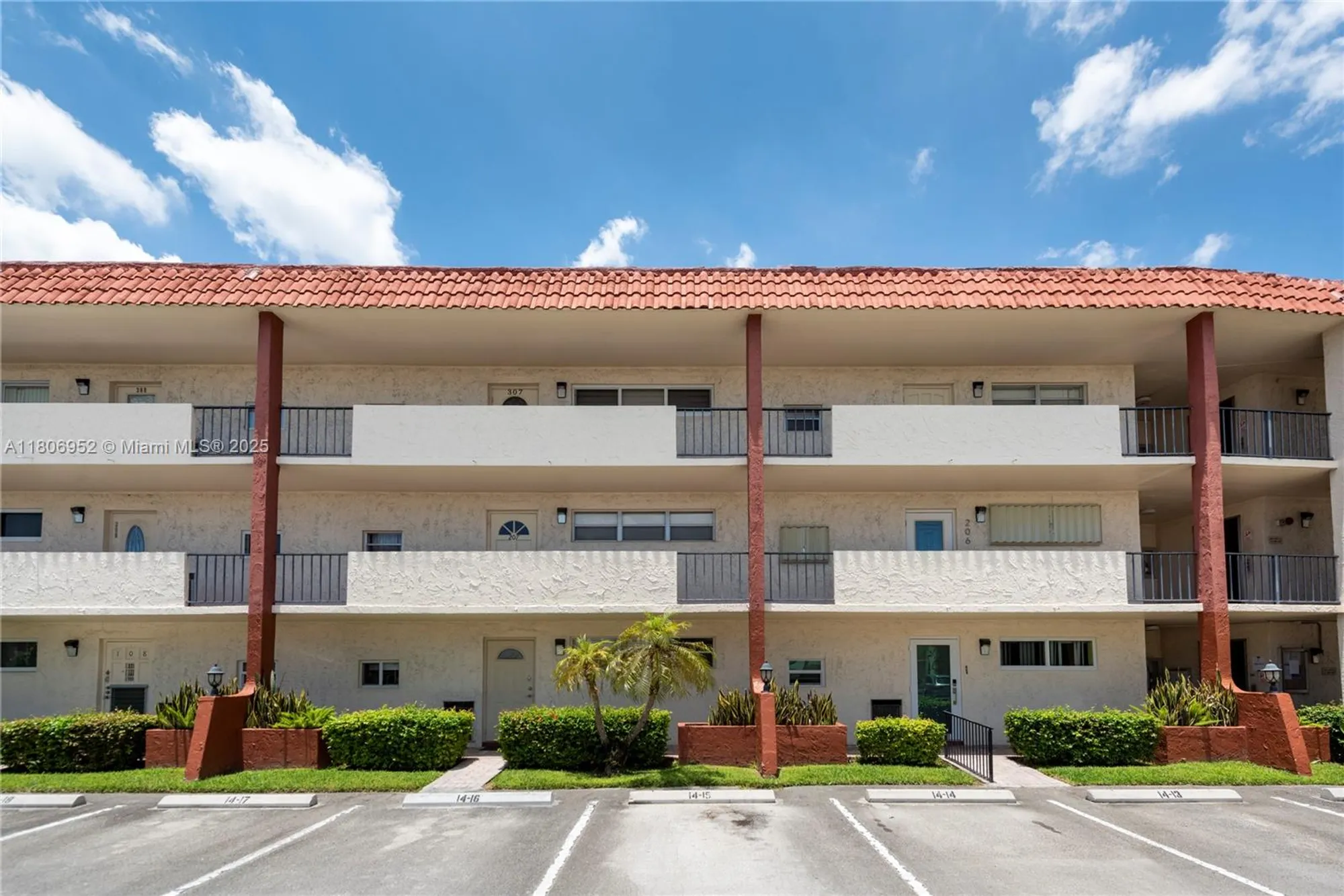 Property Slideshow image 1 of 47 | 9823 s hollybrook lake dr 105, Pembroke Pines, FL, 33025