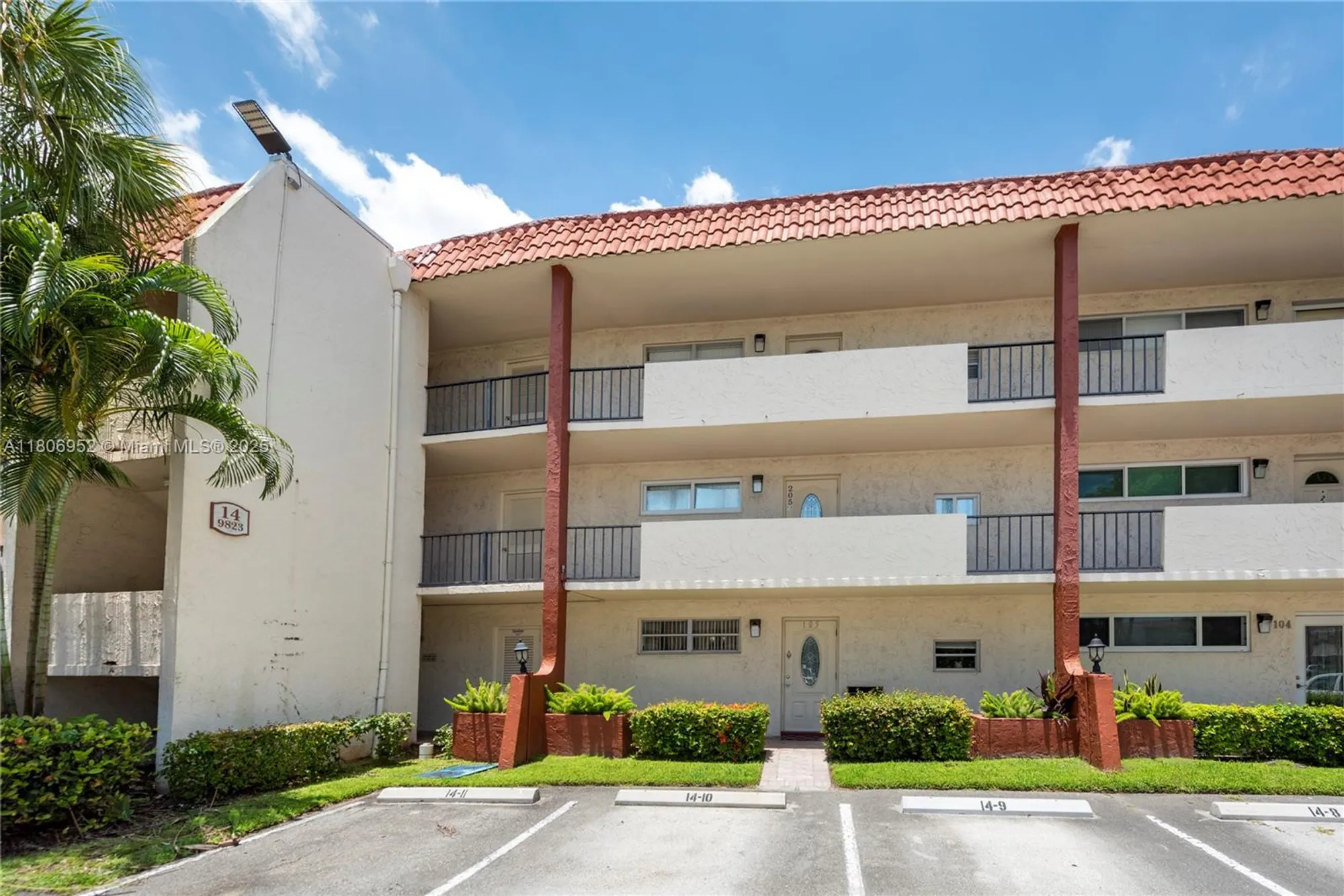 Property Slideshow image 2 of 47 | 9823 s hollybrook lake dr 105, Pembroke Pines, FL, 33025