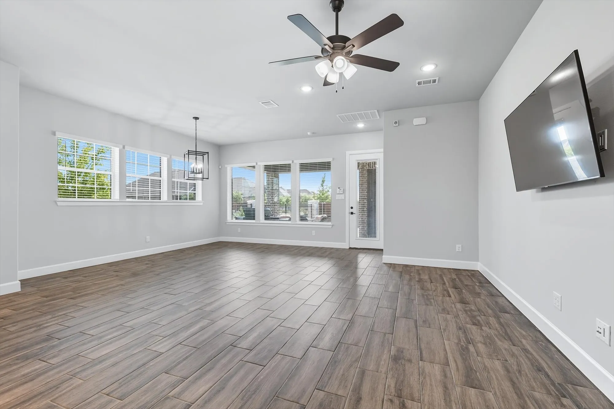 Property Slideshow image 12 of 38 | 4760 kings garden pkwy, Arlington, TX, 76005