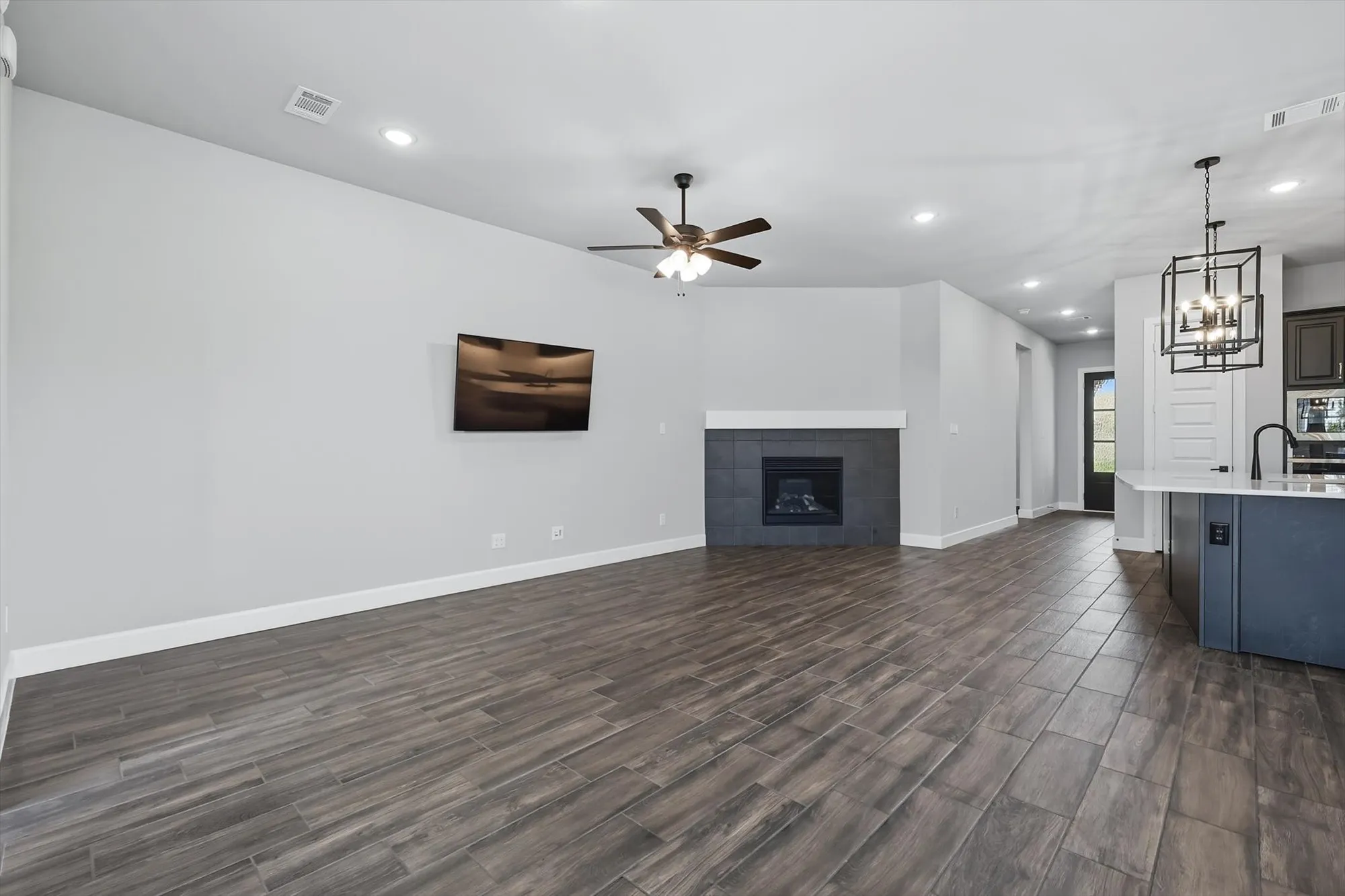 Property Slideshow image 4 of 38 | 4760 kings garden pkwy, Arlington, TX, 76005