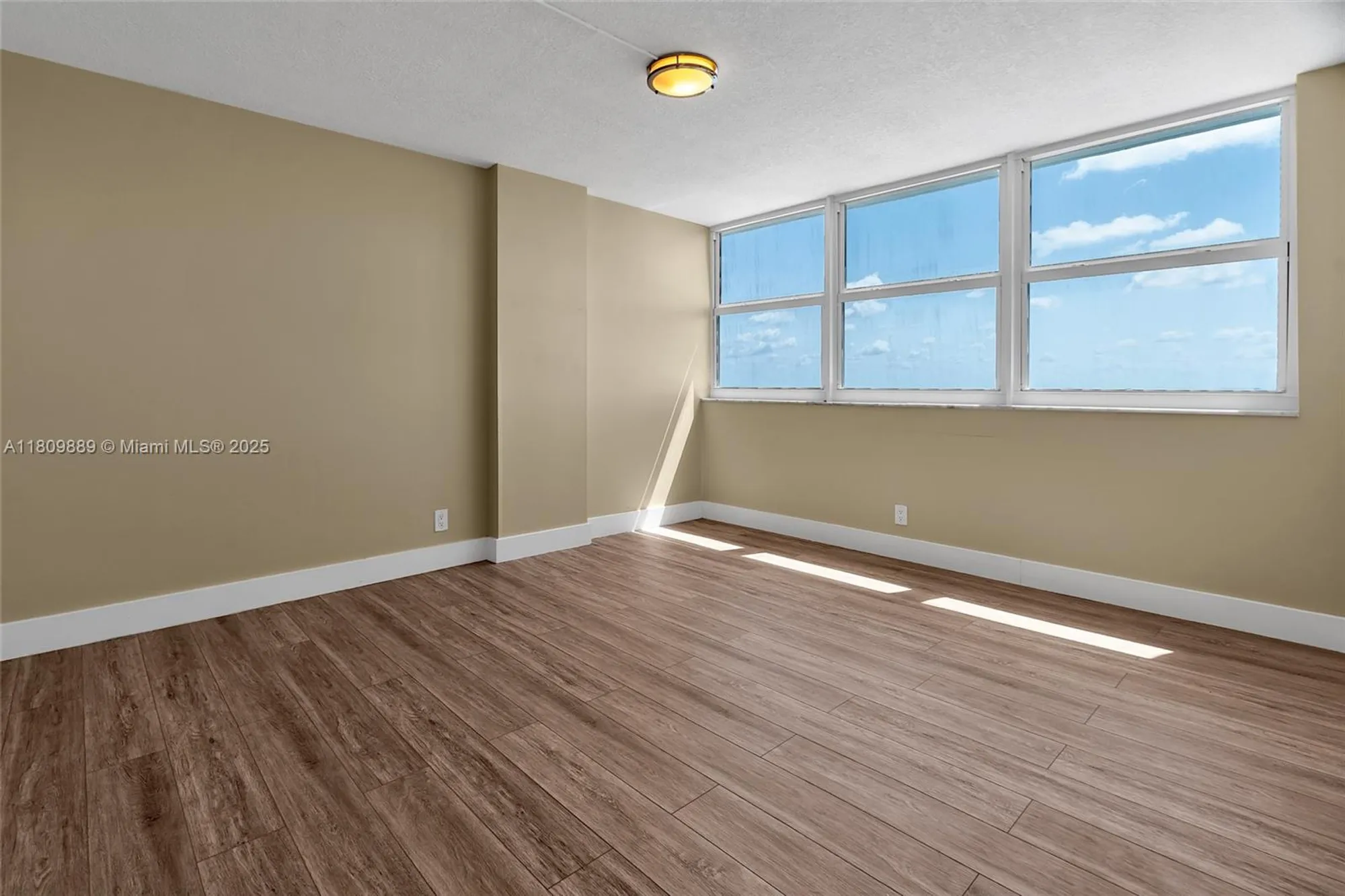 Property Slideshow image 28 of 48 | 1904 s ocean dr 1004, Hallandale Beach, FL, 33009