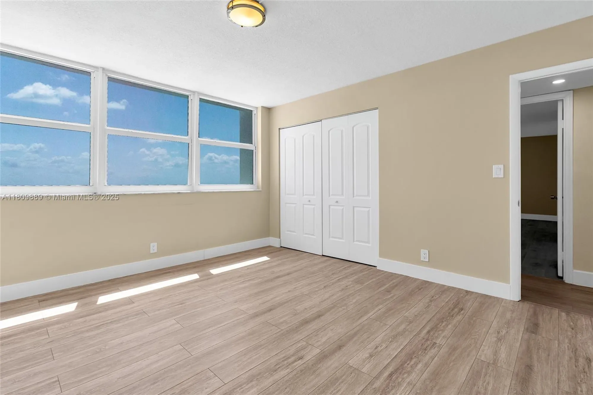 Property Slideshow image 3 of 48 | 1904 s ocean dr 1004, Hallandale Beach, FL, 33009