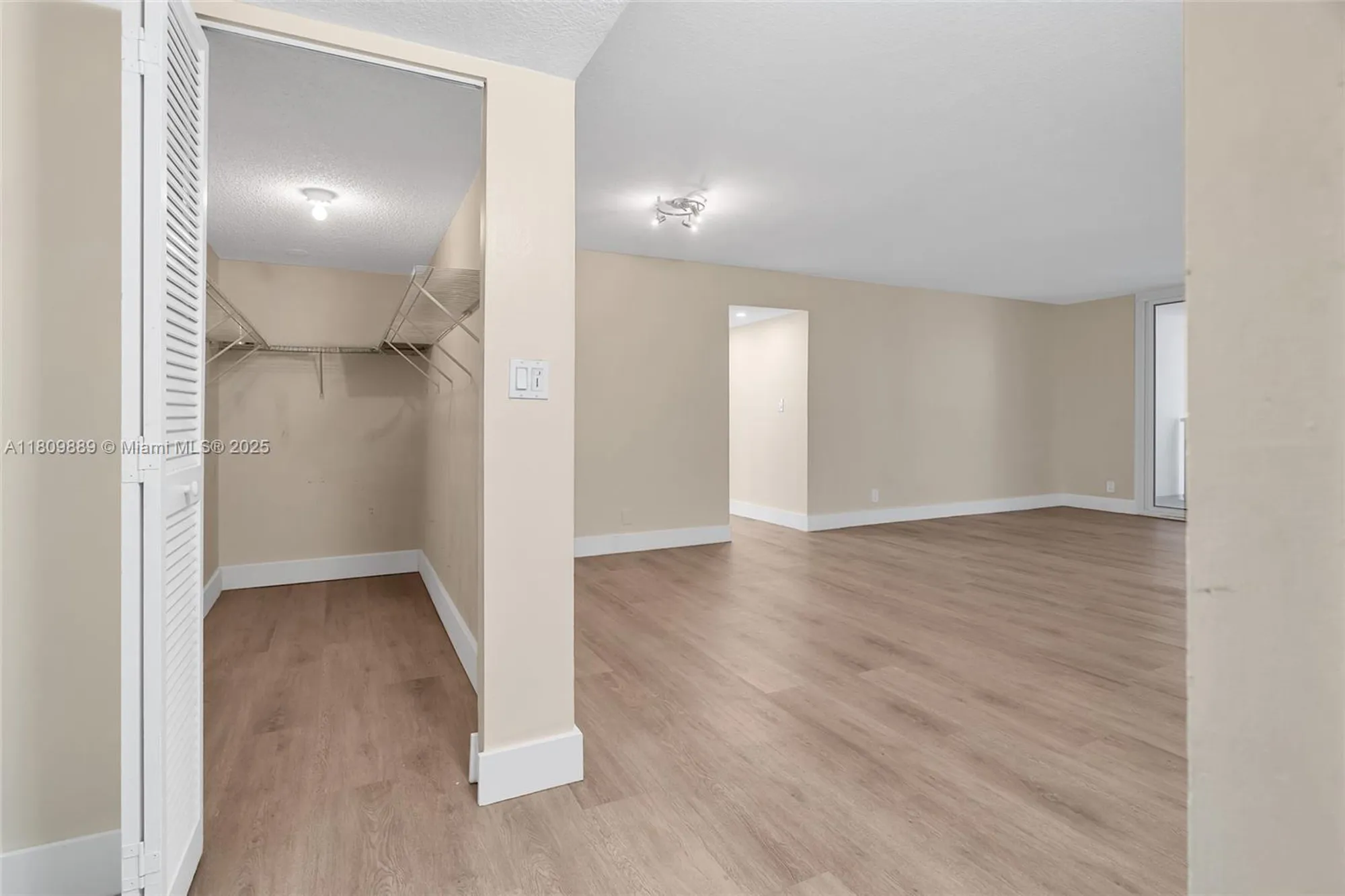 Property Slideshow image 5 of 48 | 1904 s ocean dr 1004, Hallandale Beach, FL, 33009