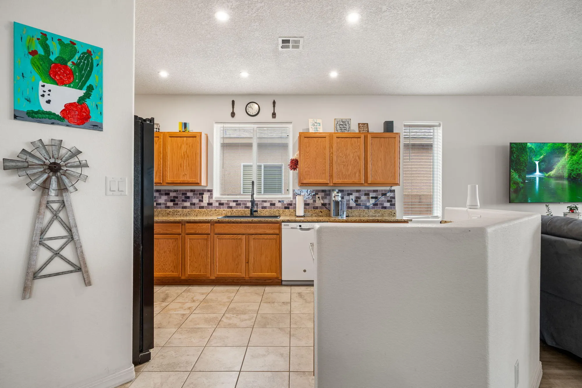 Property Slideshow image 14 of 34 | 240 rio chama cir, Los Lunas, NM, 87031