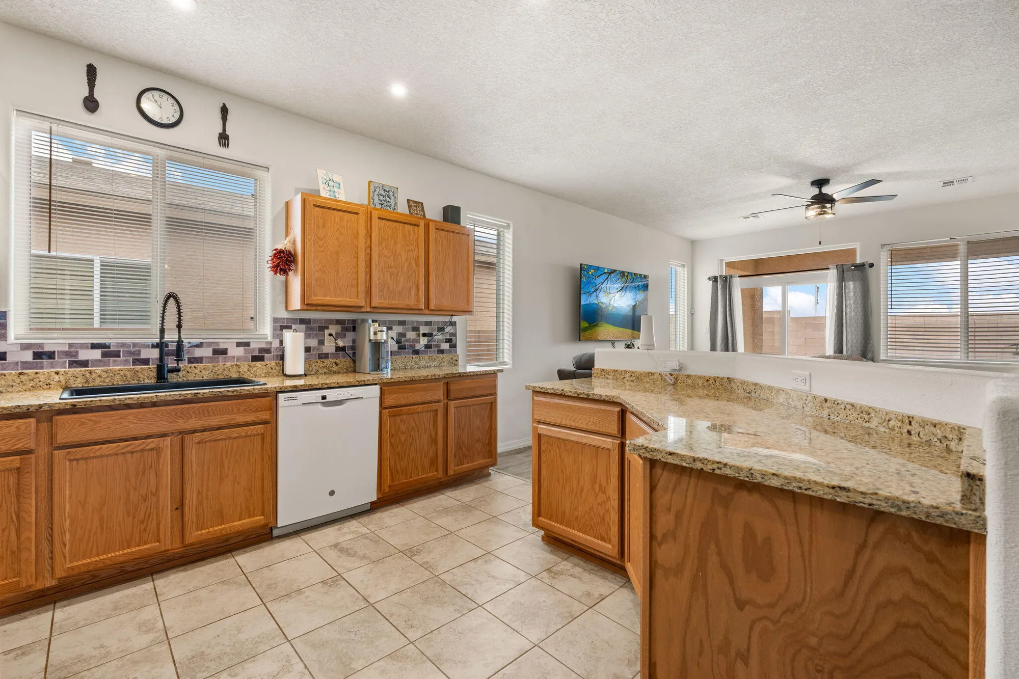 Property Slideshow image 16 of 34 | 240 rio chama cir, Los Lunas, NM, 87031