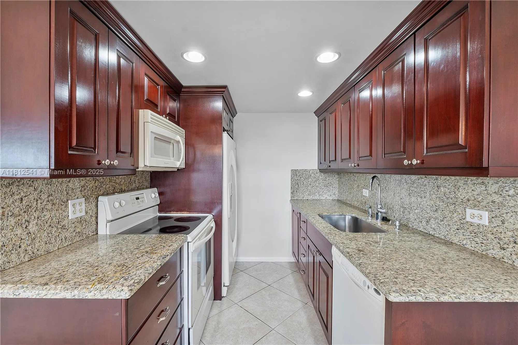 Property Slideshow image 12 of 37 | 3116 newport u # 3116, Deerfield Beach, FL, 33442