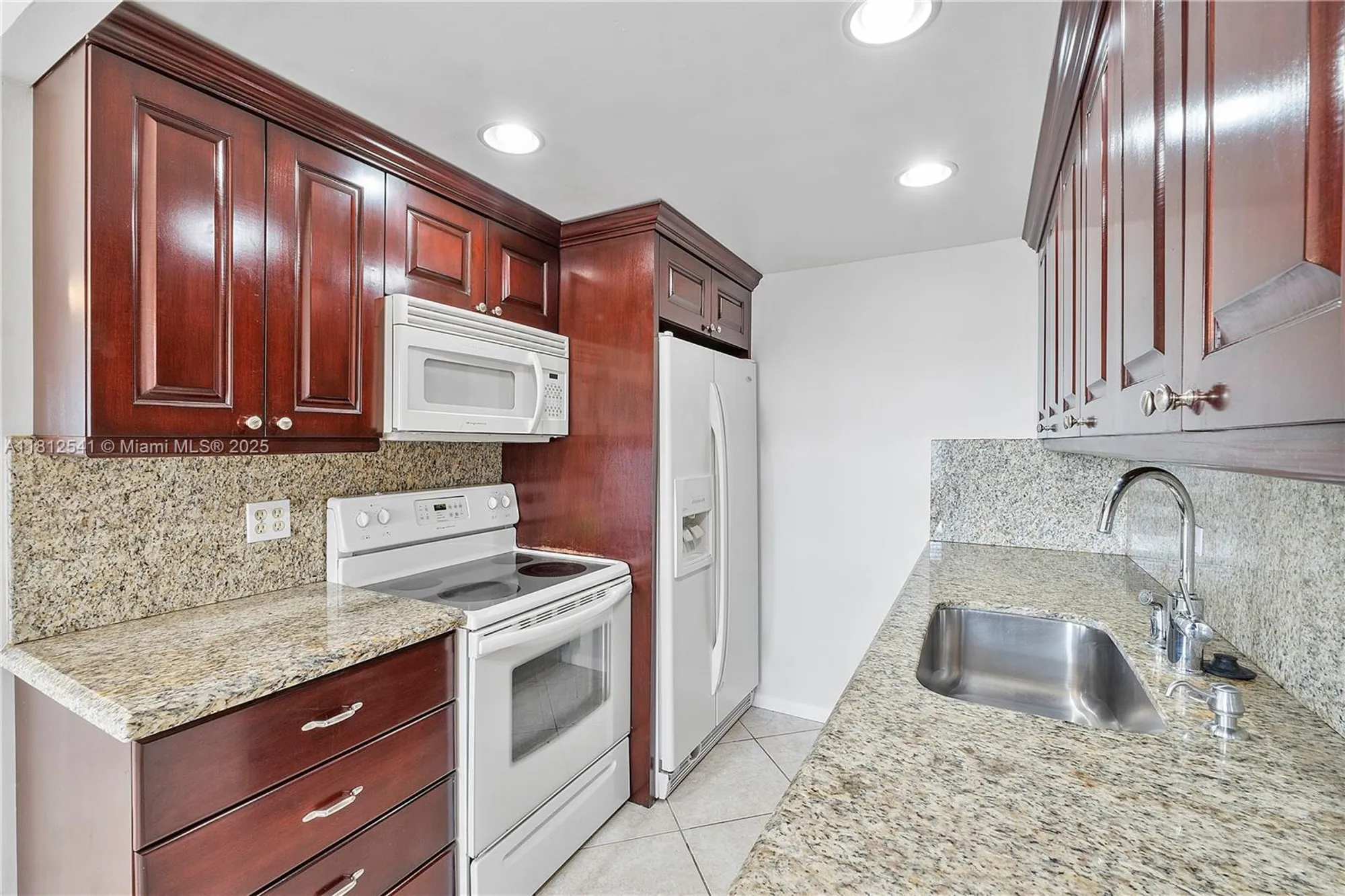 Property Slideshow image 3 of 37 | 3116 newport u # 3116, Deerfield Beach, FL, 33442