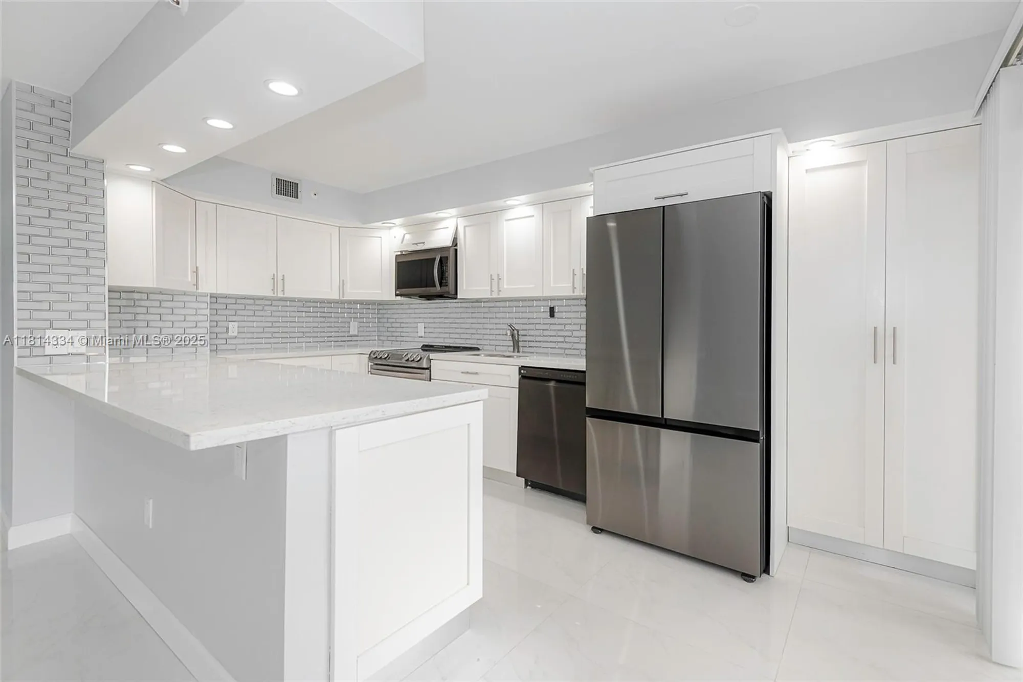 Property Slideshow image 13 of 58 | 1201 s ocean dr apt 610n, Hollywood, FL, 33019