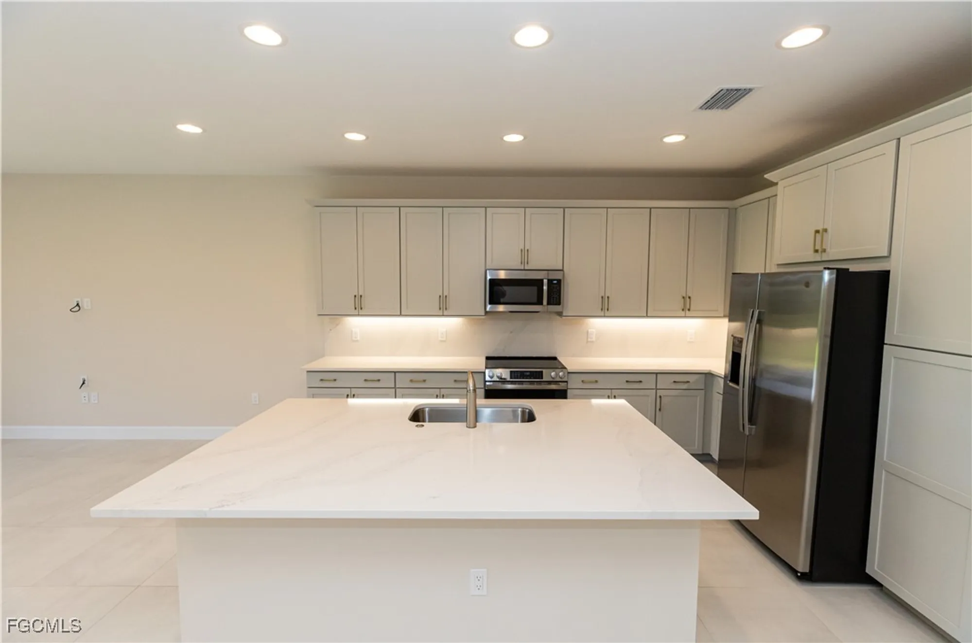 Property Slideshow image 18 of 49 | 3384 meloy dr, Fort Myers, FL, 33905