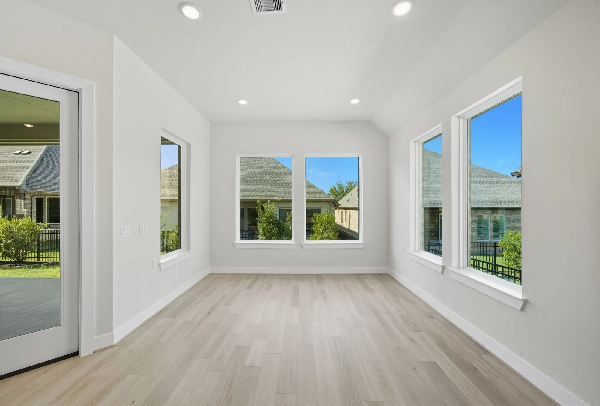 Property Slideshow image 19 of 49 | 10029 larkin cv, Willis, TX, 77318