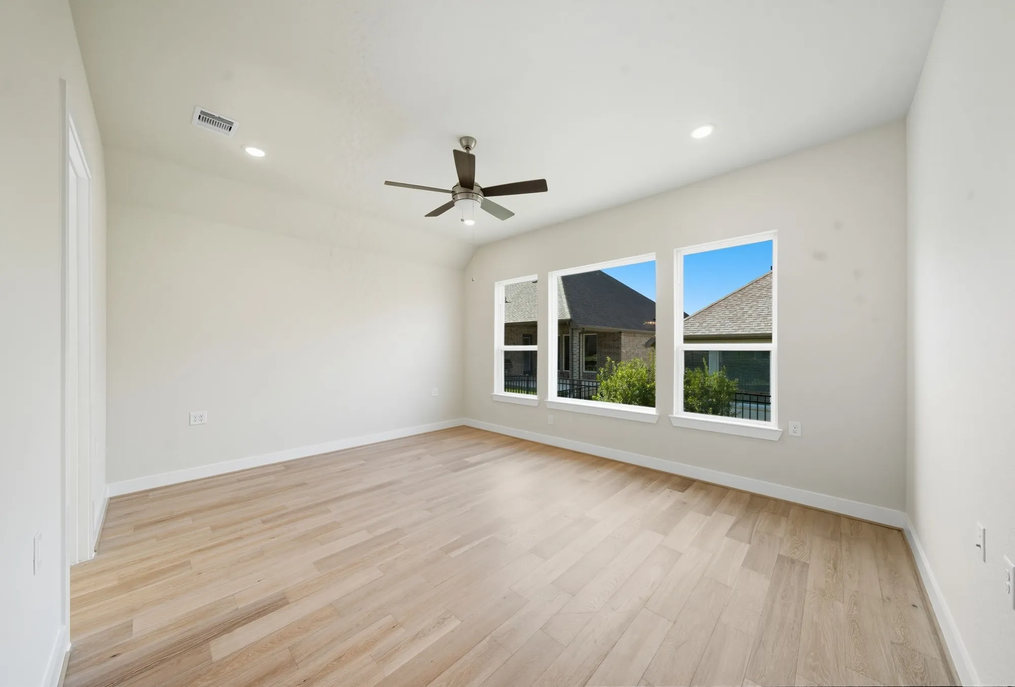 Property Slideshow image 33 of 49 | 10029 larkin cv, Willis, TX, 77318