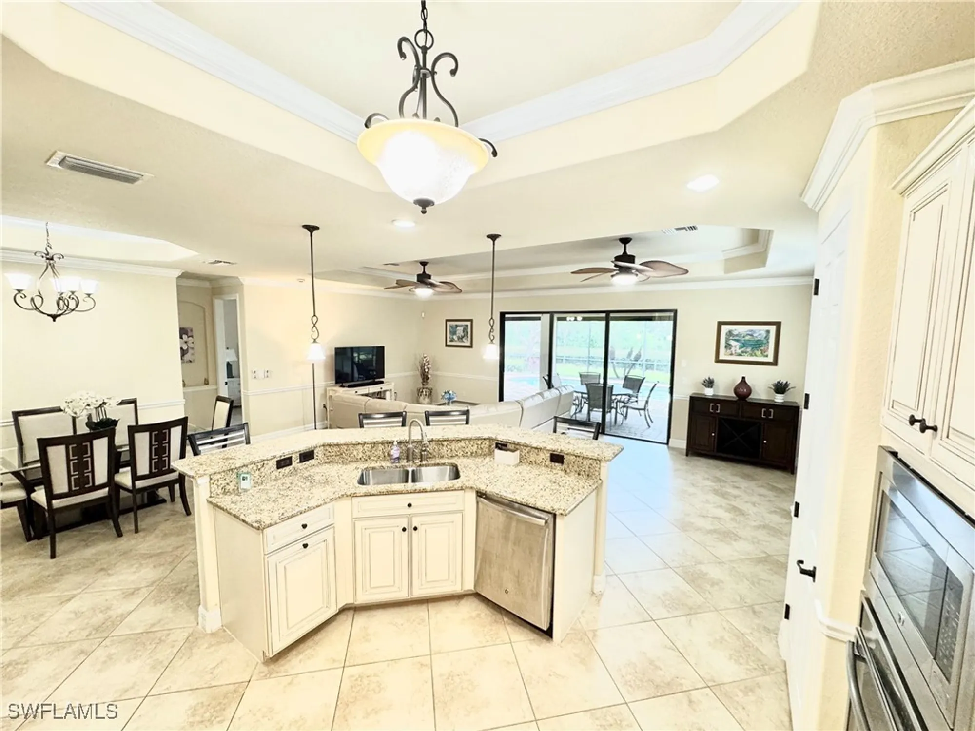 Property Slideshow image 16 of 37 | 2930 aviamar cir, Naples, FL, 34114